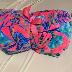 Lilly Pulitzer Plush Blanket in Lil Earned Stripes NWT